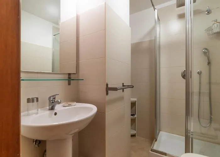 Guesthost - Charming Near Piazza Di Spagna Apartment Rom